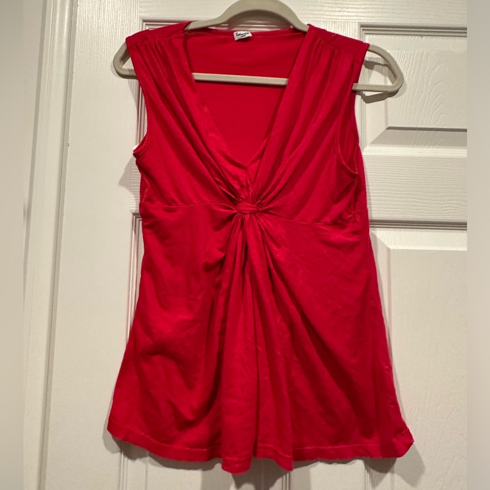Sleeveless top with front twist- L